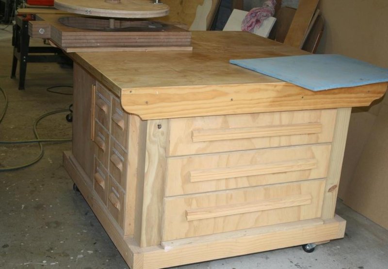 Work bench on wheels.JPG